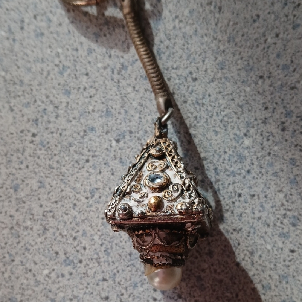 Vintage-Inspired Gold Tone And Pearl Pendant Keychain - Picture 2 of 5
